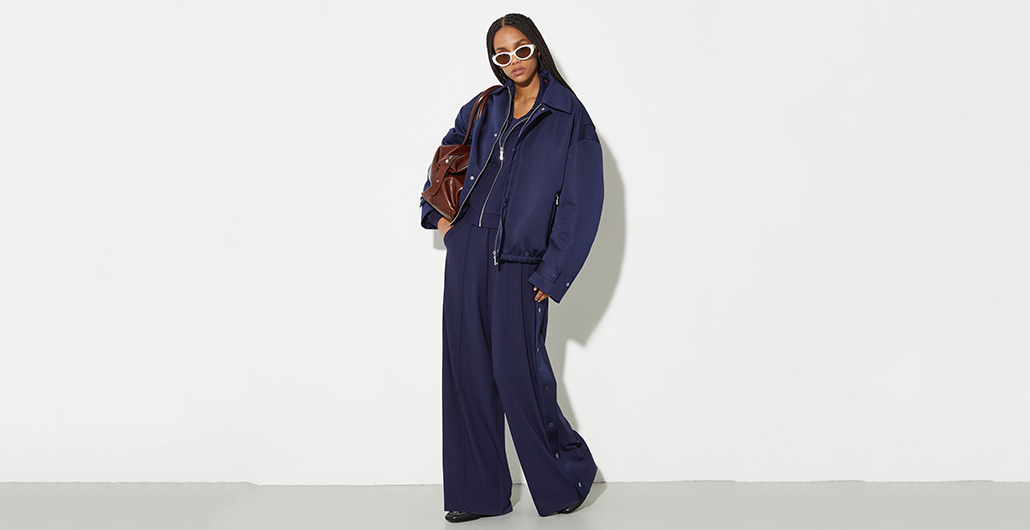 Як носити широкі штани взимку: поєднання з верхнім одягом і взуттям