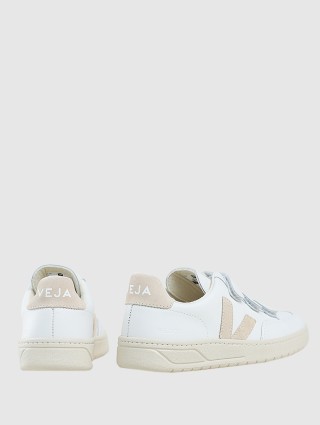 Белые сникерсы VEJA: фото 2 - Invogue