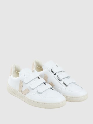 Белые сникерсы VEJA: фото 1 - Invogue