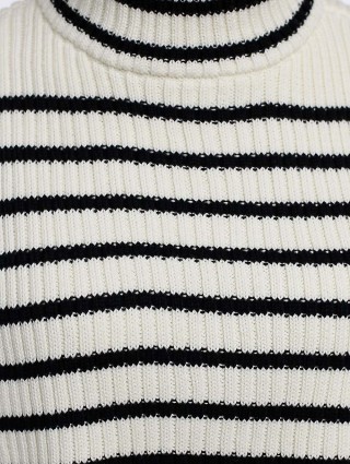 Белый воротник MAX&CO: фото 4 - Invogue