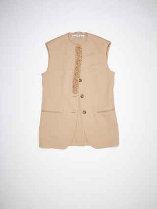 Бежевый жилет Acne Studios на пуговицах: фото - Invogue