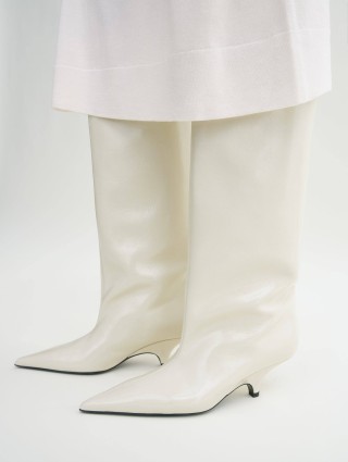 Кремовые сапоги Totême на танкетке: фото 1 - Invogue