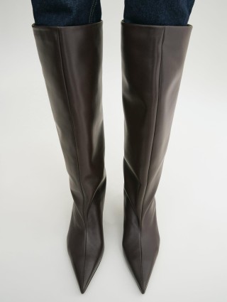 Коричневые сапоги Totême на танкетке: фото 4 - Invogue