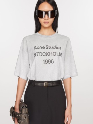 Сіра футболка Acne Studios вільного крою: фото 1 - Invogue