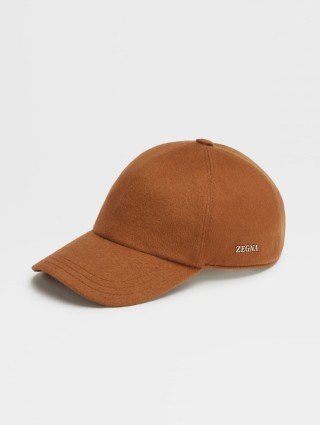 Карамельна кепка Zegna з кашеміру з металевою емблемою: фото - Invogue