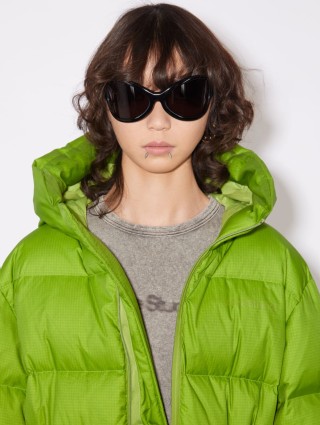 Зелена куртка-пуховик Acne Studios  з капюшоном: фото 4 - Invogue
