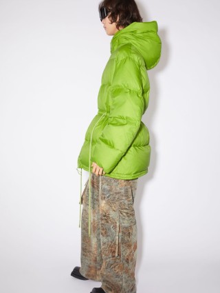 Зелена куртка-пуховик Acne Studios  з капюшоном: фото 3 - Invogue