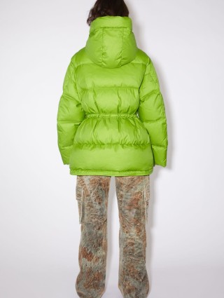 Зелена куртка-пуховик Acne Studios  з капюшоном: фото 2 - Invogue