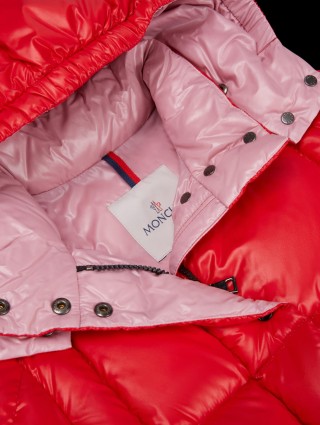 Червона куртка MONCLER ENFANT : фото 2 - Invogue