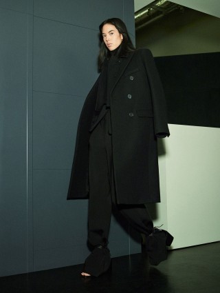 Черное пальто JOSEPH: фото 5 - Invogue