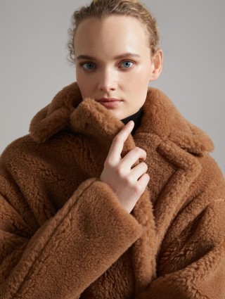 Темно-бежеве пальто Max Mara Teddy Bear: фото 3 - Invogue