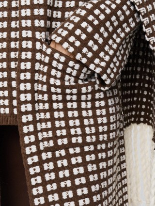 Бежеве пальто Joseph з шарфом: фото 6 - Invogue