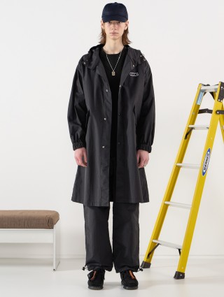 Чорний плащ CCCS з капюшоном: фото 4 - Invogue