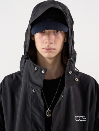 Чорний плащ CCCS з капюшоном: фото 2 - Invogue