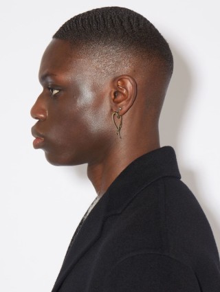 Золотисті сережки Acne Studios у формі сердець: фото 2 - Invogue