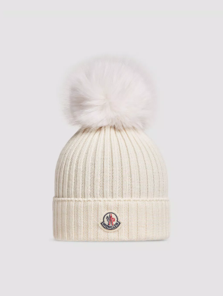 Біла шапка Moncler з помпоном: фото - Invogue