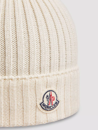 Біла шапка Moncler з помпоном: фото 3 - Invogue