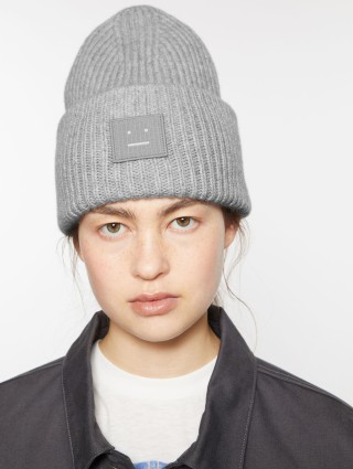 Сіра шапка Acne Studios з логотипом: фото 1 - Invogue