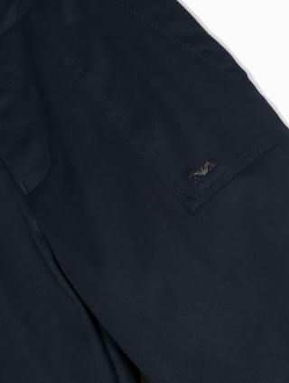 Синие брюки EMPORIO ARMANI с металлической эмблемой: фото 2 - Invogue