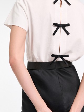 Біла футболка DOROTHEE SCHUMACHER з атласними бантами на спині: фото 17 - Invogue