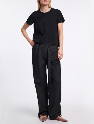 Чорна футболка DOROTHEE SCHUMACHER з атласними бантами на спині: фото 1 - Invogue