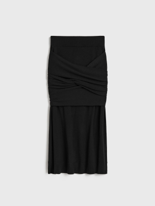 Чорна спідниця Totême драпірована: фото - Invogue