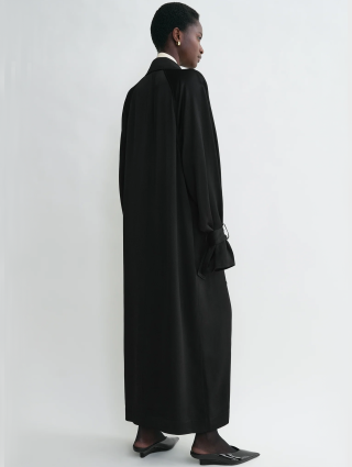 Чорна сукня Totême атласна: фото 2 - Invogue