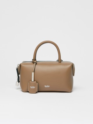 Темно-бежевая сумка-саквояж Max Mara кожаная: фото - Invogue