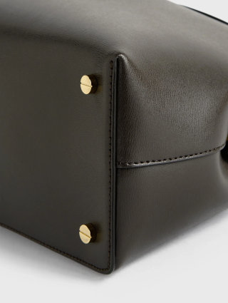 Коричневая сумка Totême кожаная: фото 7 - Invogue