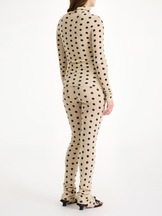 Бежевый гольф Malene Birger с цветочками: фото 2 - Invogue