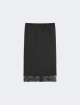 Черная юбка WEEKEND MAX MARA с кружевной лентой: фото - Invogue