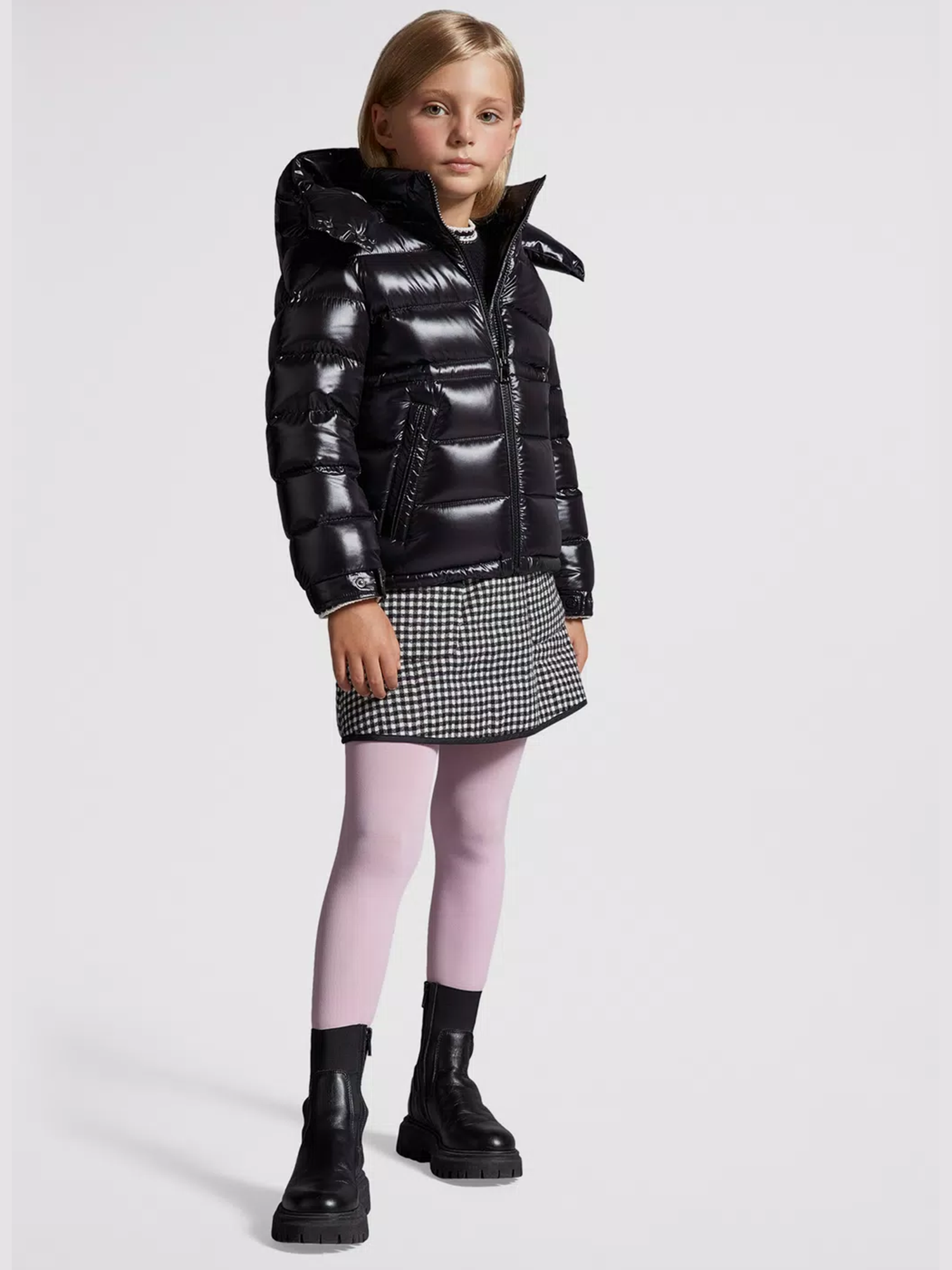 Черный пуховик Moncler с капюшоном - купить на Invogue — арт