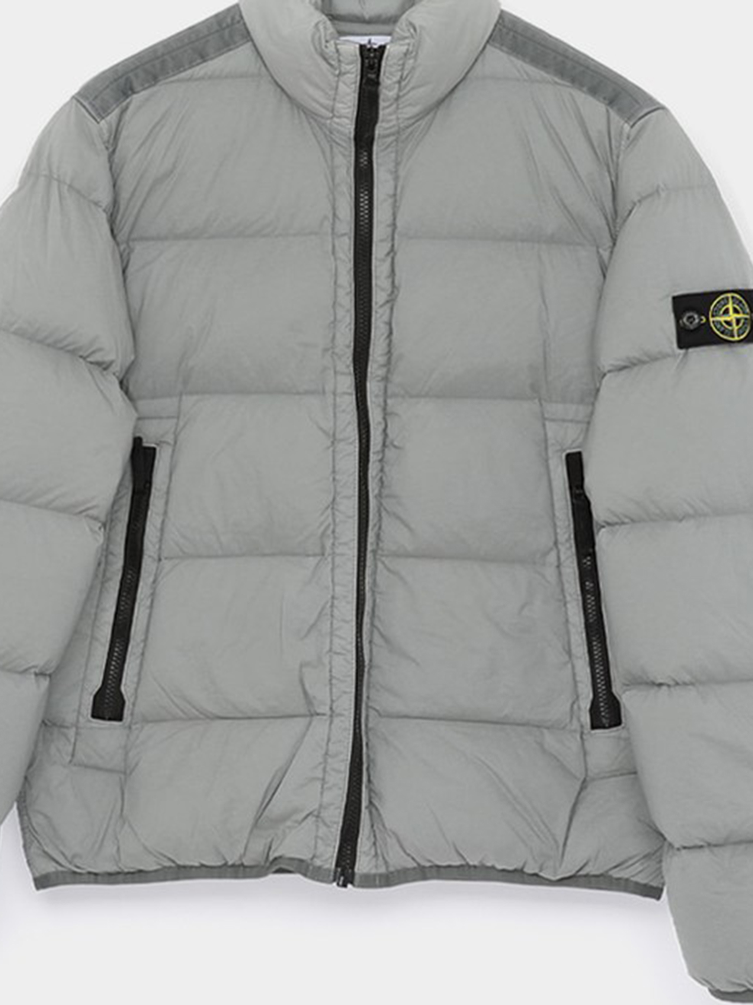 Серая куртка Stone Island с патчем - купить на Invogue — арт