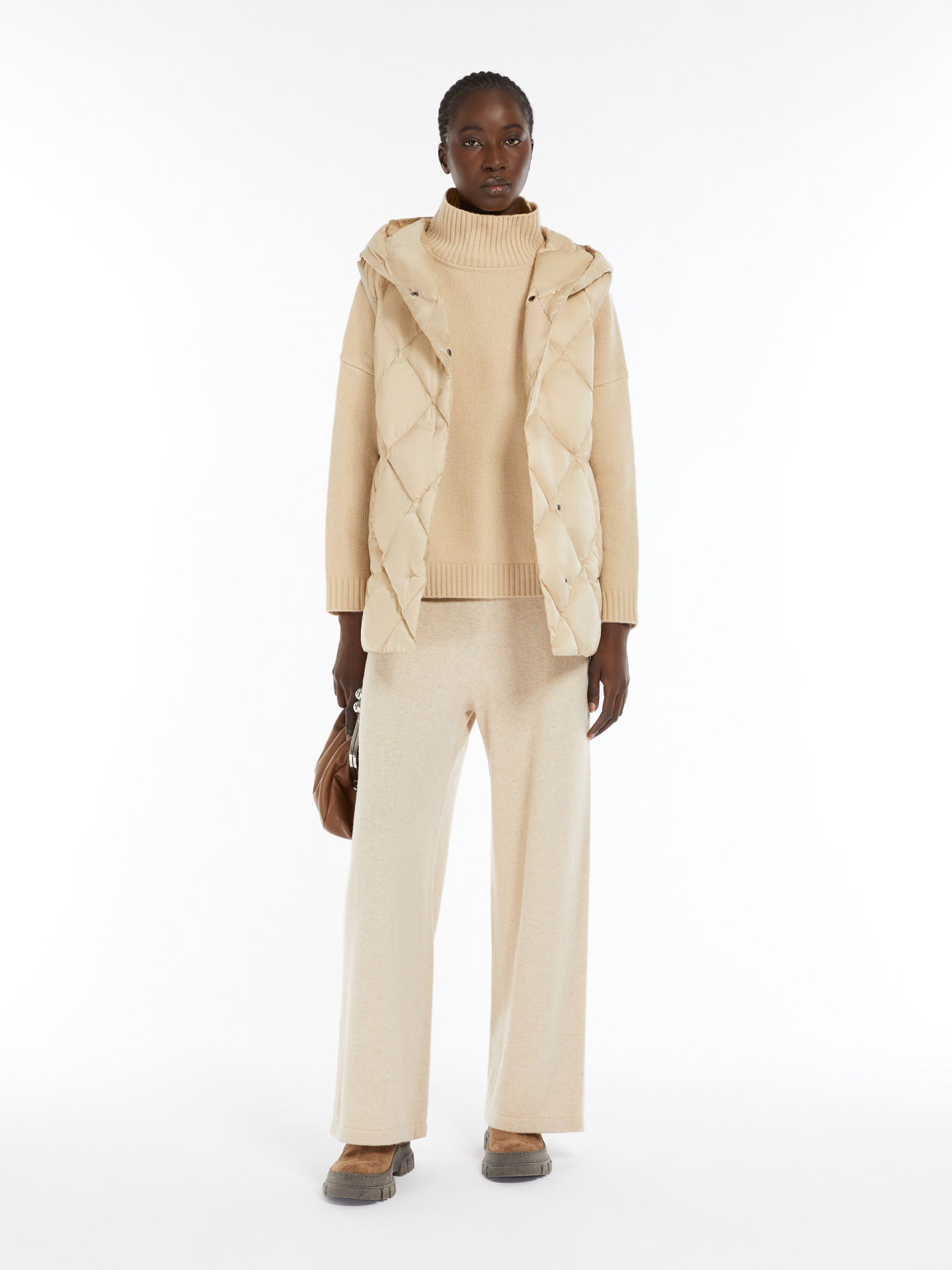 Бежевый жилет WEEKEND MAX MARA стеганный - купить на Invogue — арт