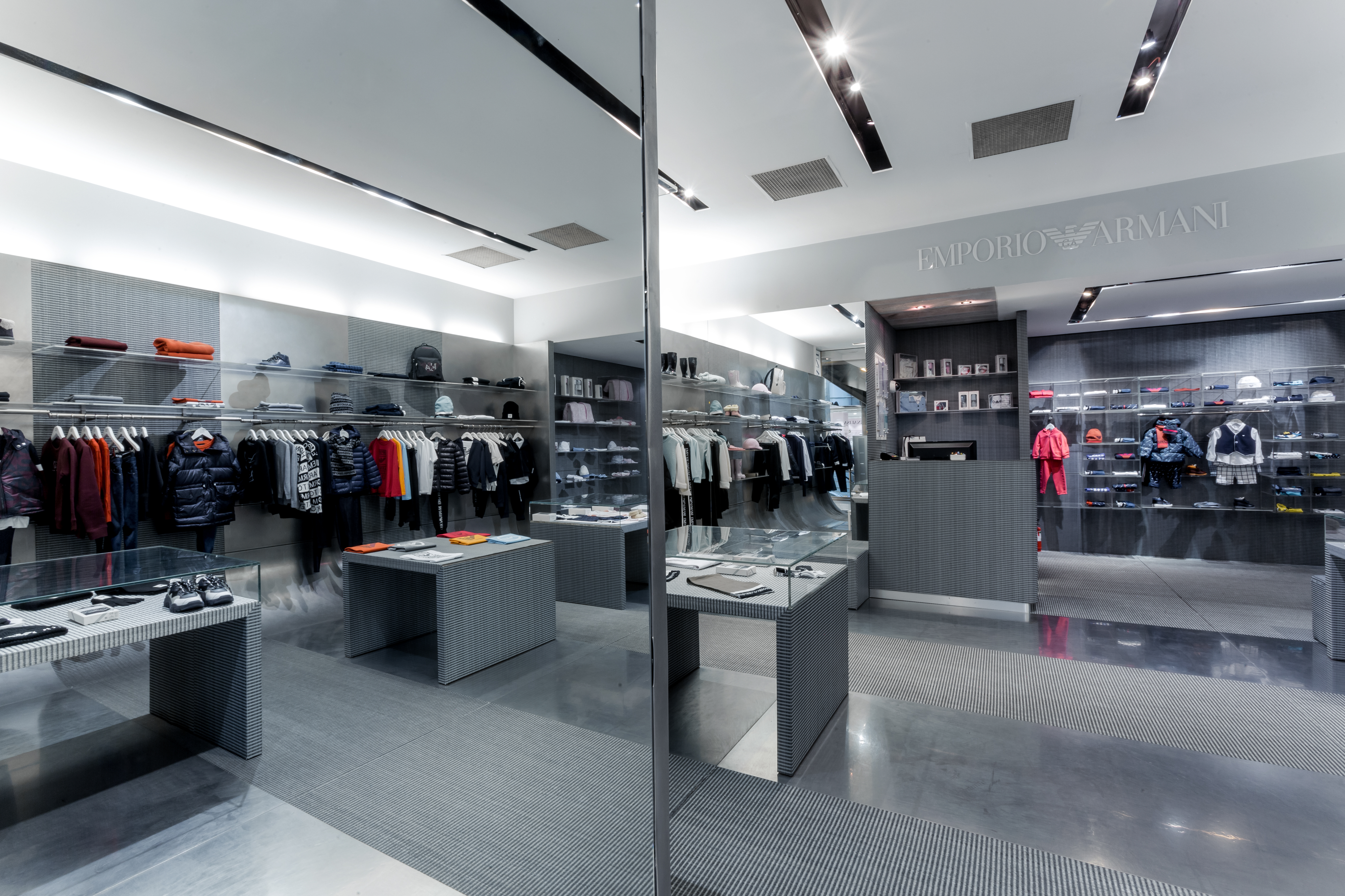 Магазин Emporio Armani - ТЦ "Mandarin Plaza", 4-й этаж: фото 3 - Invogue