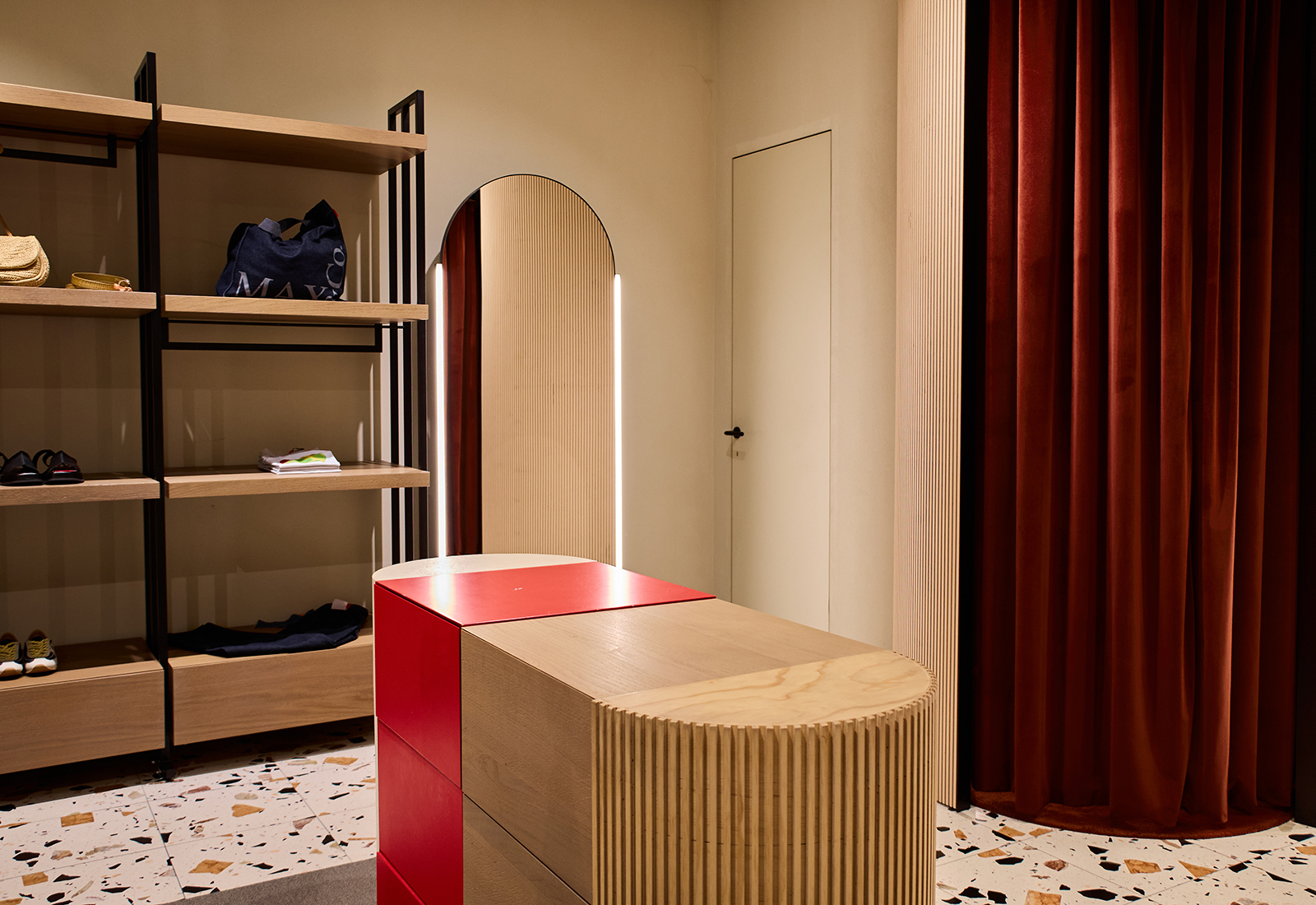 Магазин Max&Co - Gulliver, 1-й поверх: фото - Invogue