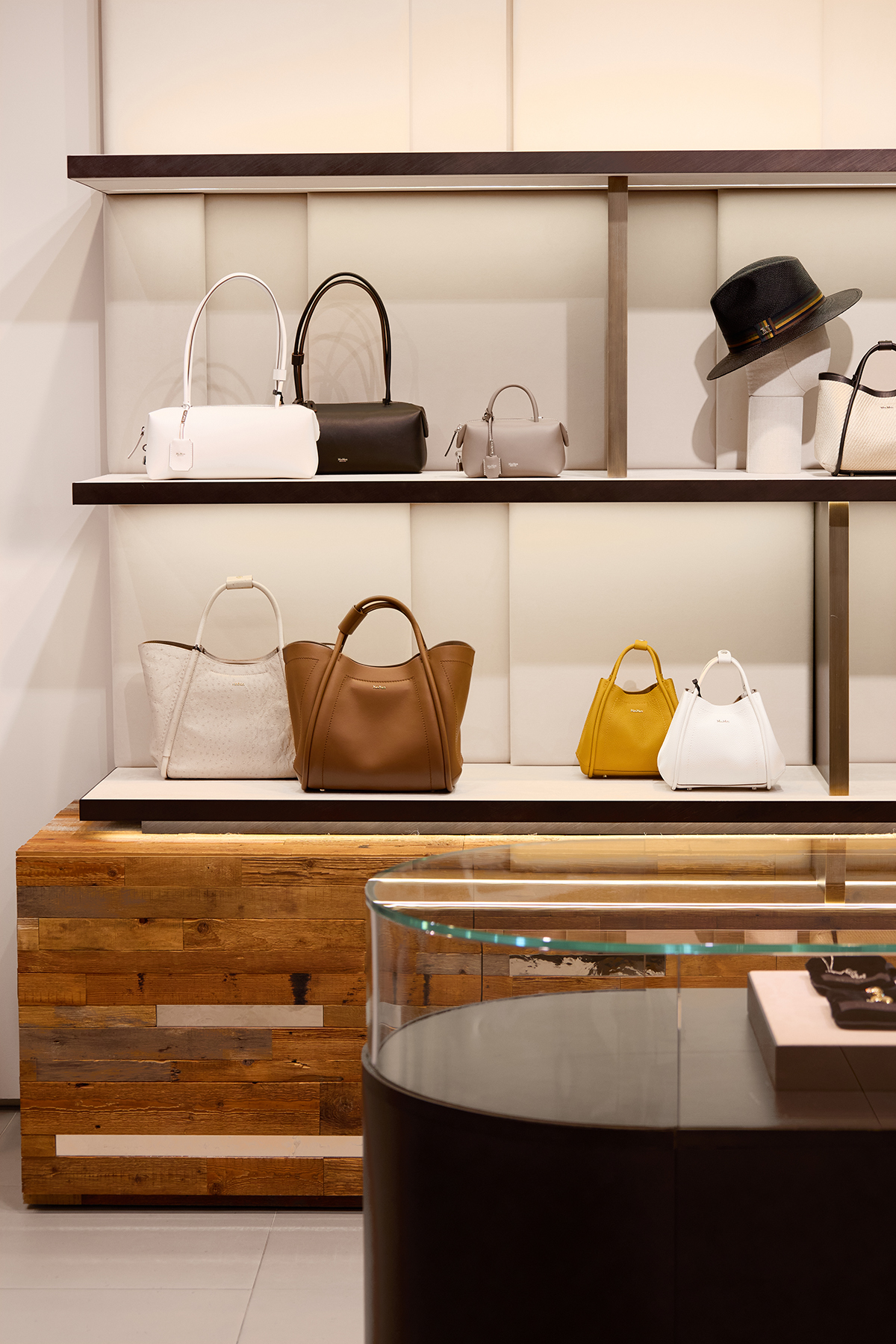 Магазин Max Mara - Mandarin Plaza, 3-й поверх: фото 1 - Invogue