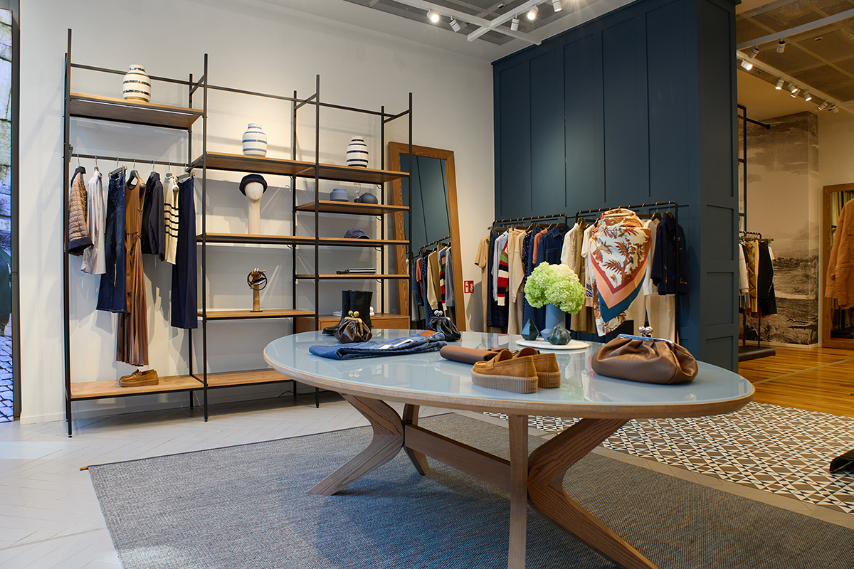 Магазин Weekend Max Mara - Cosmo Multimall, 3-й поверх: фото - Invogue