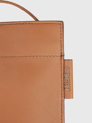 Коричневый чехол для телефона MAX MARA: фото 3 - Invogue