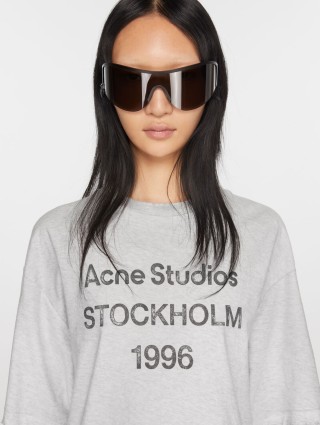 Серая футболка Acne Studios свободного кроя: фото 3 - Invogue