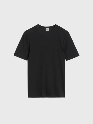 Чорна футболка Totême у рубчик: фото - Invogue