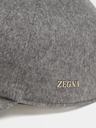 Серая кашемировая кепка Zegna c металлической эмблемой: фото 2 - Invogue
