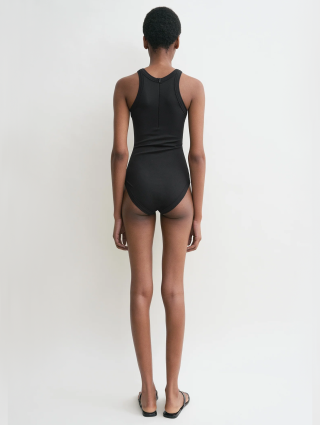 Чорний купальник Totême в рубчик: фото 3 - Invogue