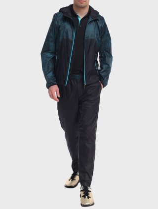 Чёрная куртка BOSS: фото - Invogue