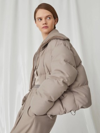 Сірий пуховик Marella з трикотажним коміром: фото 3 - Invogue