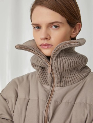 Сірий пуховик Marella з трикотажним коміром: фото 4 - Invogue