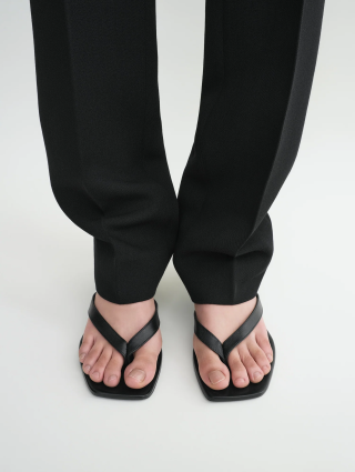 Черные мюли Totême кожаные: фото 1 - Invogue