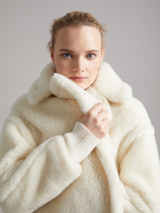 Біле пальто Max Mara з вовни альпаки: фото 4 - Invogue