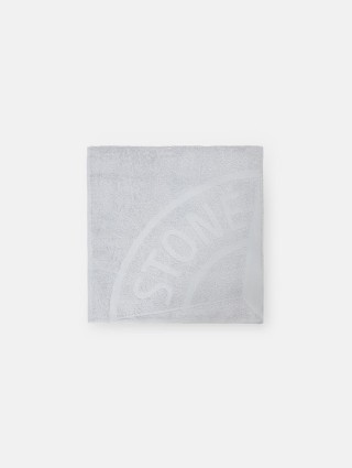 Голубое полотенце STONE ISLAND с логотипом: фото - Invogue