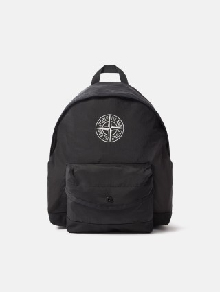 Черный рюкзак STONE ISLAND с логотипом: фото - Invogue